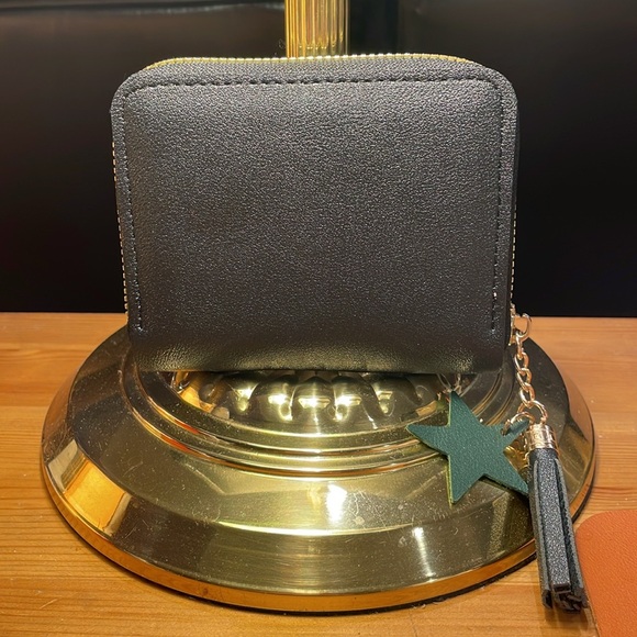 Small Black Coin and Card Wallet NWOT - Picture 2 of 3